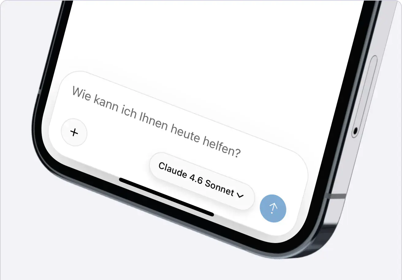 Schräg liegendes iPhone mit dem KI-Cockpit Eingabefeld „Wie kann ich Ihnen heute helfen?“